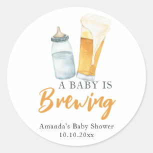 Sticker Rond Un bébé brasse une bouteille Baby shower de bière