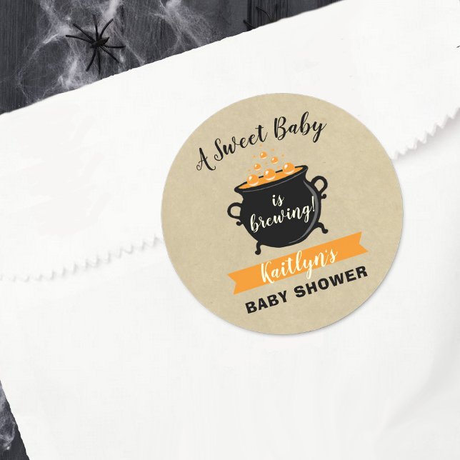 Sticker Rond Un Bébé Doux Brasse Le Baby shower D'Halloween (Créateur téléchargé)