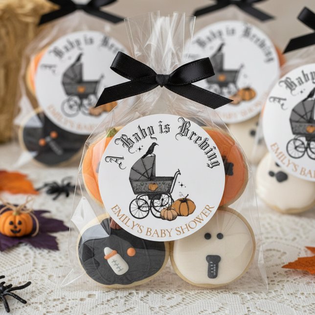 Sticker Rond Un bébé est en train de brasser Baby shower automn (Cute Gothic A Baby is Brewing Halloween Baby Shower Favor Stickers. Baby Carriage, Pumpkins, Raven)