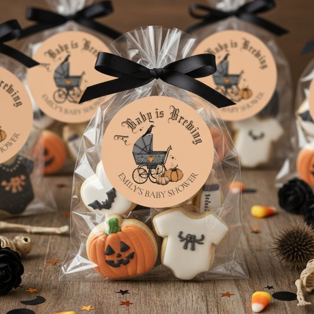 Sticker Rond Un bébé est en train de brasser Baby shower automn (Cute Gothic A Baby is Brewing Halloween Baby Shower Favor Stickers. Baby Carriage, Pumpkins, Raven)