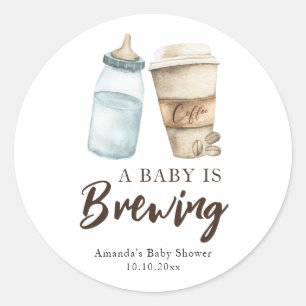 Sticker Rond Un bébé est en train de brasser une bouteille de c