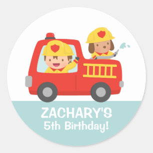 Sticker Rond Un garçon de pompier en Camion Feu Rouge Fête d'an