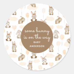 Sticker Rond Un lapin est sur le chemin Brown Baby shower neutr