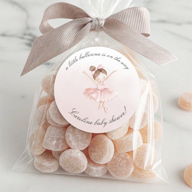 Sticker Rond Un petit Baby shower de fille d'aquarelle Ballerin (A Little Ballerina Watercolor Girl Baby Shower Classic Round Sticker)