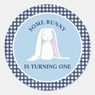 Sticker Rond Un petit lapin a un anniversaire bleu Gingham