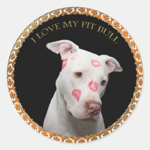 Sticker Rond Un pitbull blanc avec des baisers rouges partout s