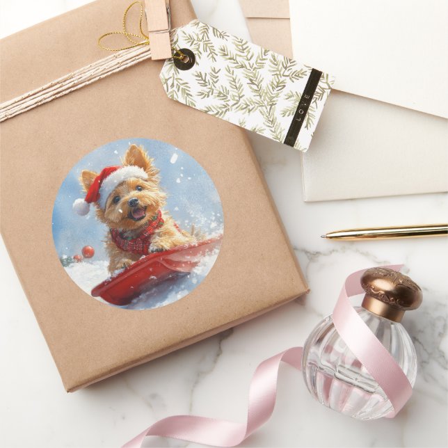 Sticker Rond Un Terrier australien à la luge, qu'il neige Noël (Cadeaux)