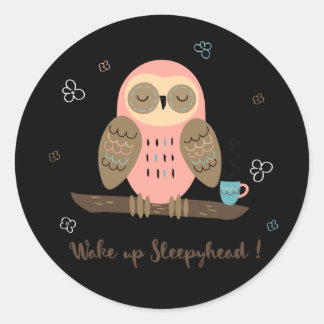 Sticker Rond Un thé de chouette endormi à boire réveillez-vous