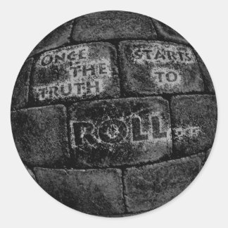 Sticker Rond Une fois que la vérité commence à rouler...