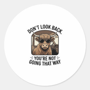 Sticker Rond Vache des Highlands drôle ne regarde pas en arrièr