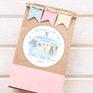 Sticker Rond Vêtements de bébé garçon lapin mignon sur un fil à