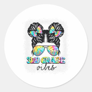 Sticker Rond Vibes de 3e année Messy Hair Bun Girl Ck To School