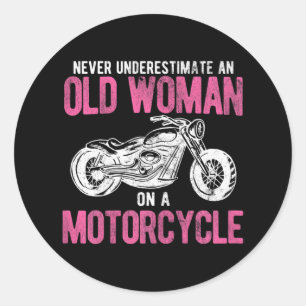 Sticker Rond Vielle Femme De L'Étudiant À Vélo Sur Une Moto