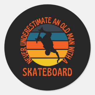 Sticker Rond Vieux Homme Avec Skateboard Retro Vintage