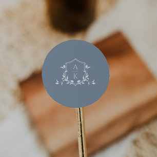 Sticker Rond Vins intemporels Monogram Crest Dusty Blue