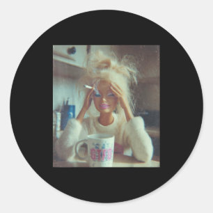 Sticker Rond Visage de poupée dégoûtant drôle Mème Fumer Triste