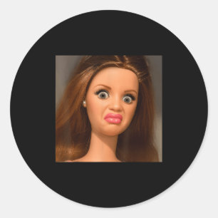 Sticker Rond Visage de poupée mémé drôle dégoûtant 
