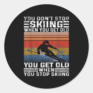 Sticker Rond Vous ne cessez pas de skier quand vous vieillissez