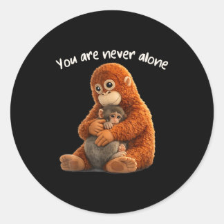 Sticker Rond Vous n'êtes jamais seul, frappez le singe amateur