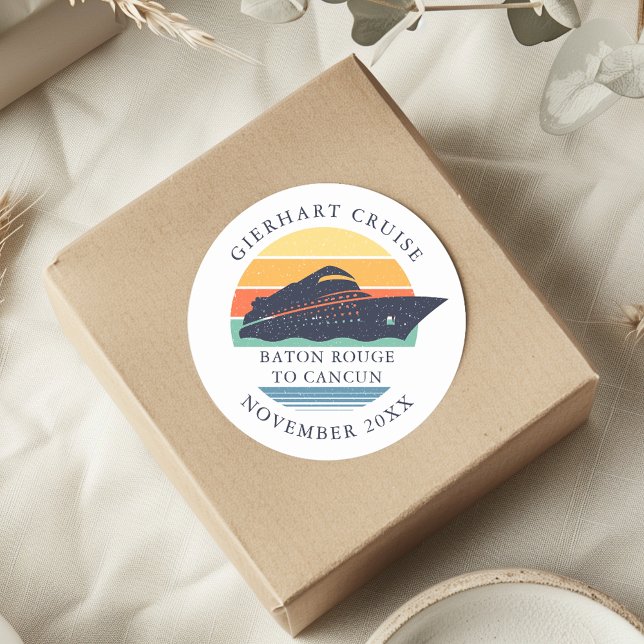 Sticker Rond Voyage de croisière en famille Retro Personnalisé (Modern Nautical Cruise Ship Classic Round Sticker)