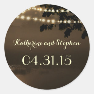 Sticker Rond Waterfront Rustic String Lumières Arbres Mariage