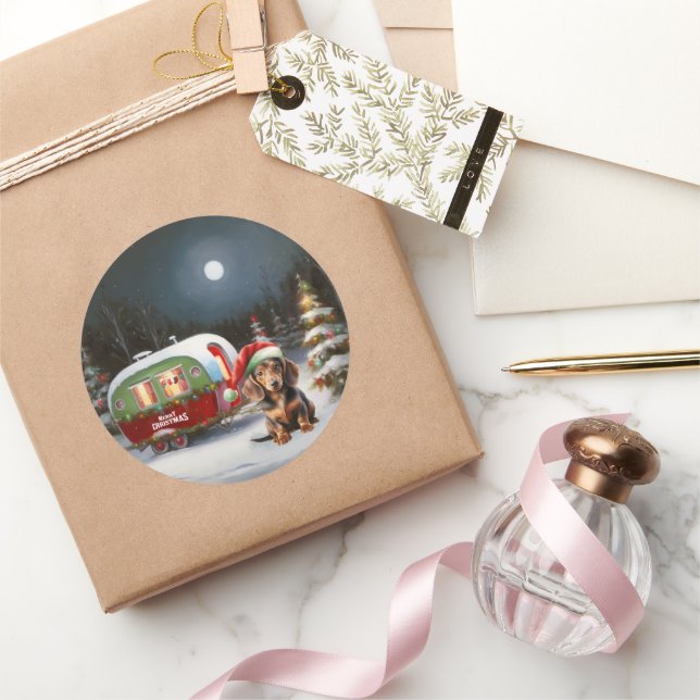 Sticker Rond Winter Dachshund Caravan Christmas Adventure (Cadeaux)