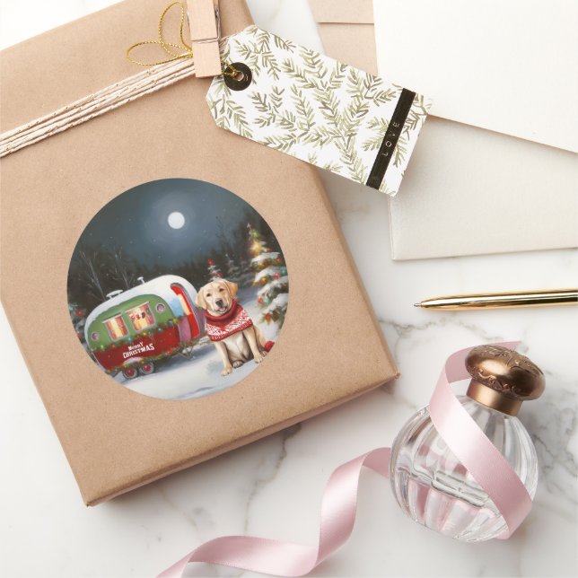 Sticker Rond Winter Labrador Caravan Christmas Adventure (Cadeaux)