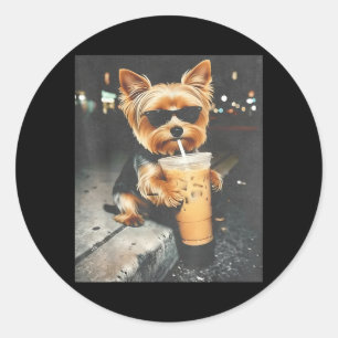 Sticker Rond Yorkie drôle qui boit du café glacé Mème de chien