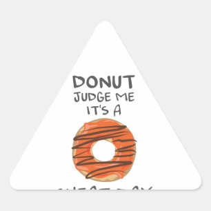 Sticker Triangulaire Ne me jugez pas C'est une journée de la triche drô