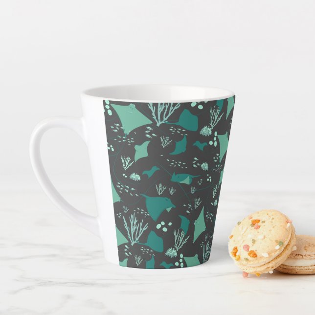 Stingrays Ocean Reef Motif sur Grey Latte Mug (En situation)