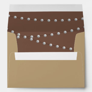 Strands de perles sur enveloppe Brown