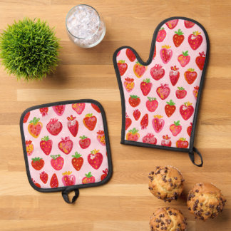 Strawberry Delight Pattern Oven Mitt & Pot Holder Set