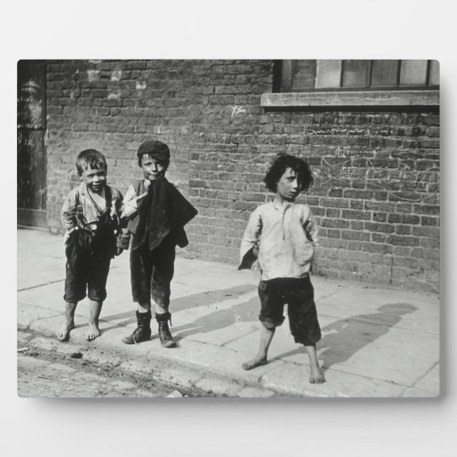 Street urchins in Lambeth (b/w photo) Plaque (Front)