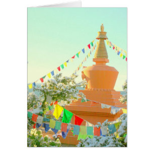 stupa bouddhique avec drapeaux de prière dans la n