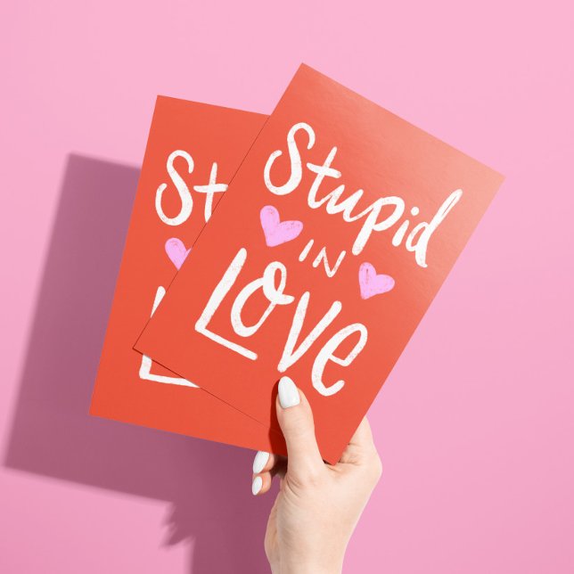 Stupide amoureux de toi juste parce que Carte (Bold red card with pink hearts and white lettering "stupid in love ... with you" and custom text)