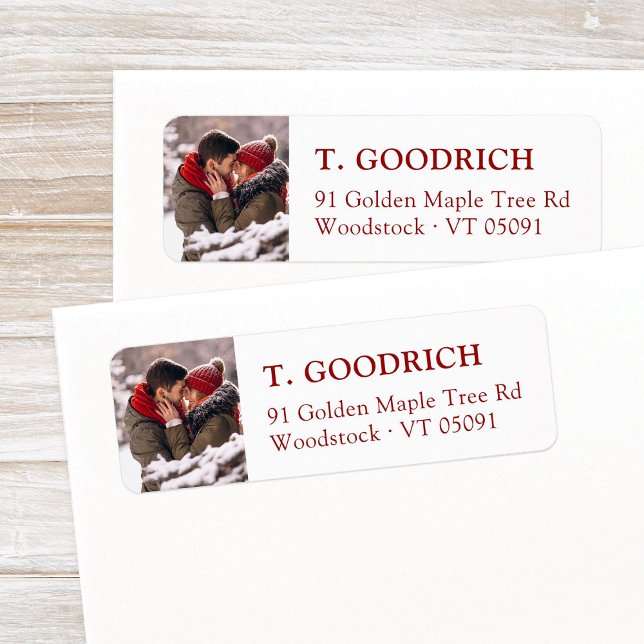Style personnalisé Photo rouge Retour Adresse (Simple, elegant custom photo Christmas return address label template with red classic typography.)
