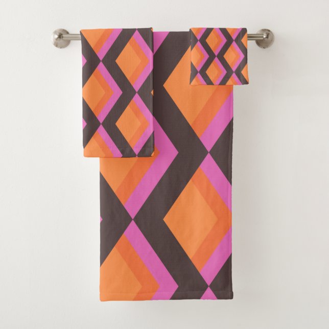 Stylish Mid Century Mod Pattern in Pink and Brown Bath Towel Set (Insitu)
