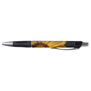 Stylo Fleur jaune sur arrière - plan noir
