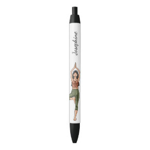 Stylo Noir Femme faisant du yoga en posture de l'arbre pour s