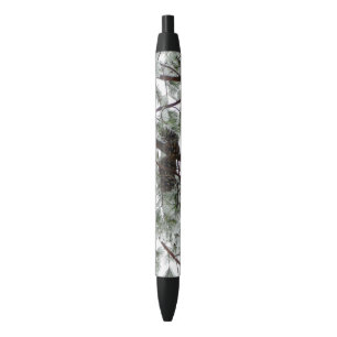 Stylo Noir Photo hivernale sous le pin couvert de neige