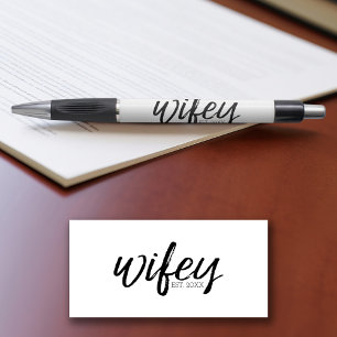 Stylo Wifey - Whimsical Black Calligraphy pour la mariée