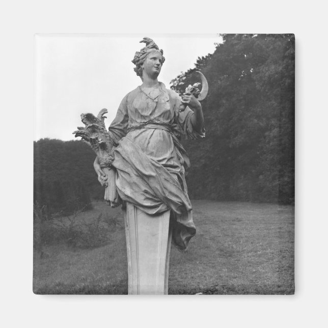 Summer, statue in the gardens magnet (Front)