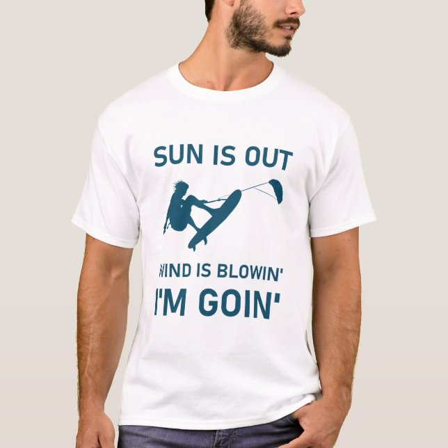 Sun is out wind is blowin' i'm goin' - Kitesurfing T-Shirt (Front)