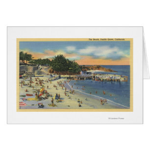 Sunbathers et nageurs à la plage