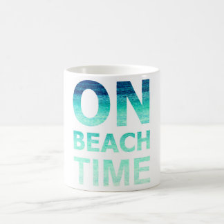 Sur la tasse de typographie de temps de plage