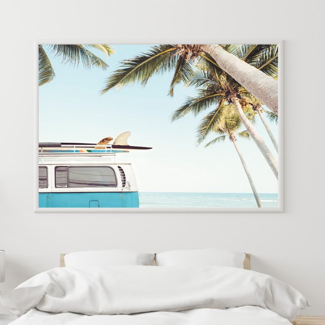Surf board sur Retro Van Poster (Surfboards on Retro Van Coastal Poster in a white boho bedroom.)