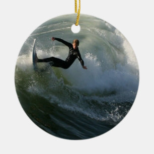 Surfer dans un ornement de Wetsuit