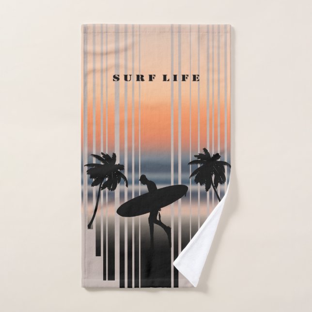 Surfer Marchant Sur La Plage Au Coucher Du Soleil  (Serviette à main)