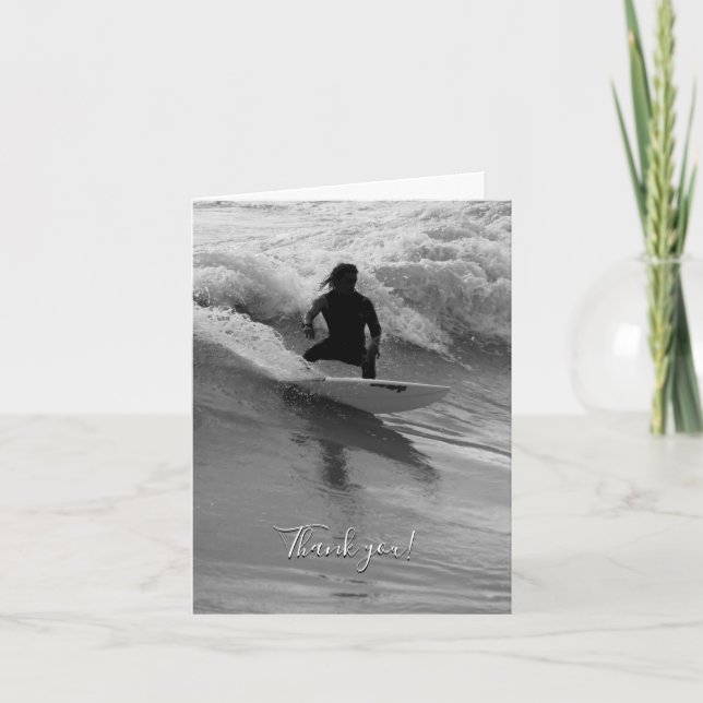 Surfer Sur Les Vagues En Niveaux De Gris Carte de  (Devant)