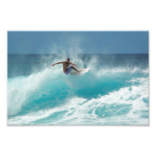 Surfer sur une grande copie de photo de vague